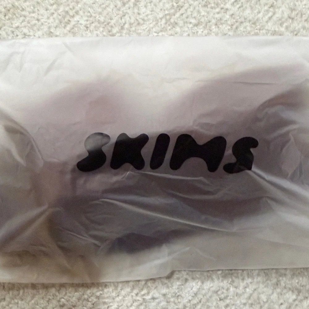 [Skims] NWT Smoothing Full Coverage Lightly Lined Bra - Picture 5 of 6